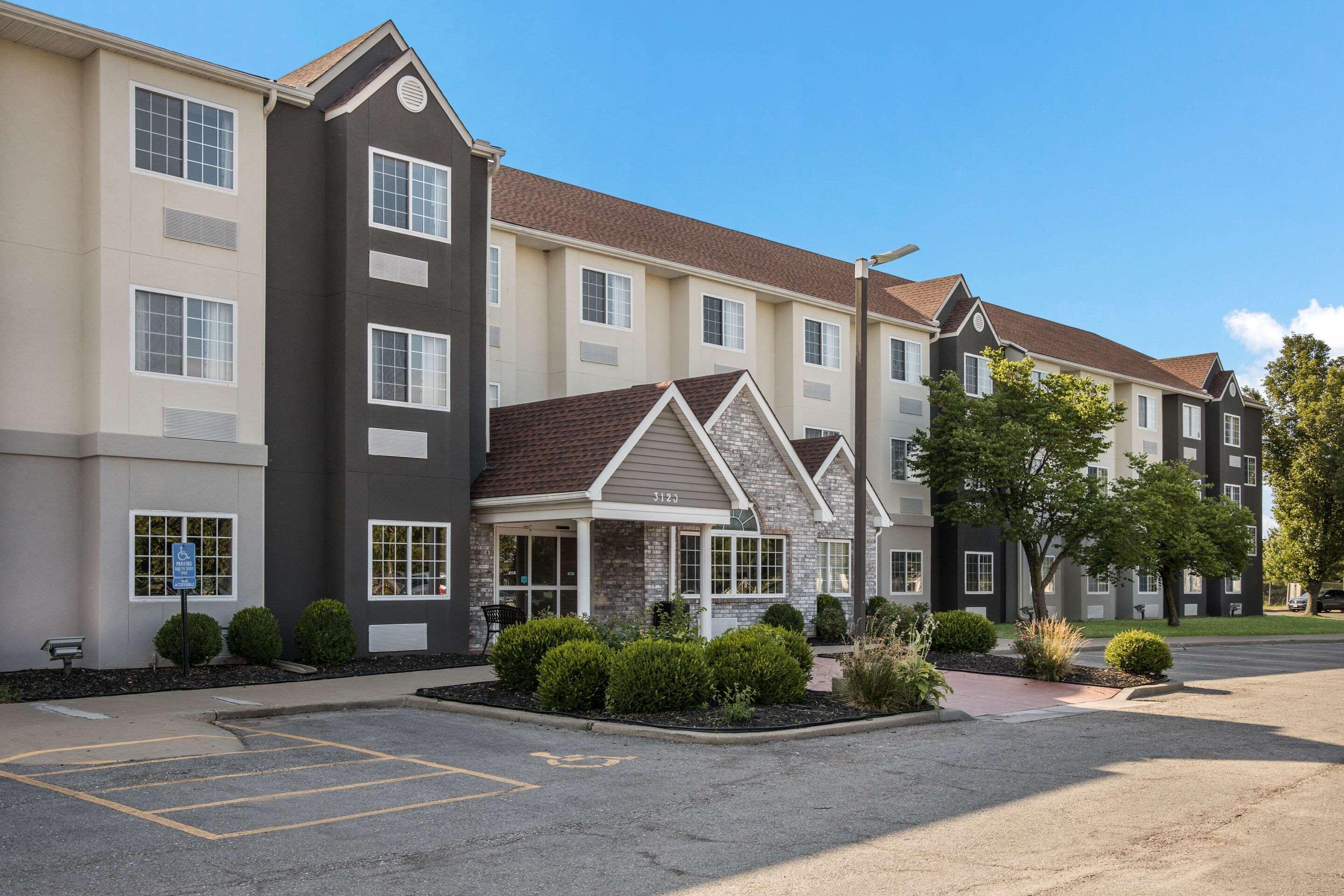 Sonesta Essential Hotel Blue Springs Exterior photo